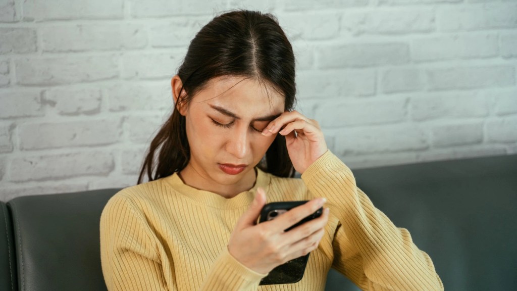 Girl suffering from diabetic retinopathy 